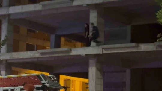 İntihara kalkışan kızı itfaiye amiri kurtardı, o anlar kamerada