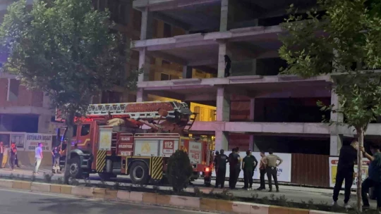 İntihara kalkışan kızı itfaiye amiri kurtardı, o anlar kamerada