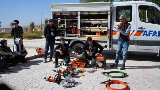 İpek Yolu Gençlik Merkezinde 60 genç afet eğitimi alıyor