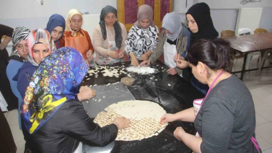 İş sahibi olmak isteyen kadınlar, aşçılık kursunda ter döküyor
