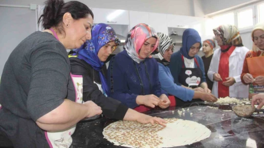 İş sahibi olmak isteyen kadınlar, aşçılık kursunda ter döküyor