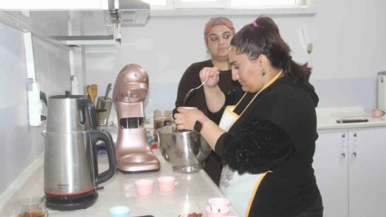 İş sahibi olmak isteyen kadınlar, aşçılık kursunda ter döküyor