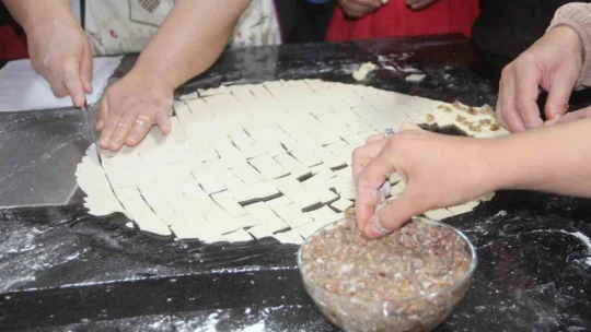 İş sahibi olmak isteyen kadınlar, aşçılık kursunda ter döküyor