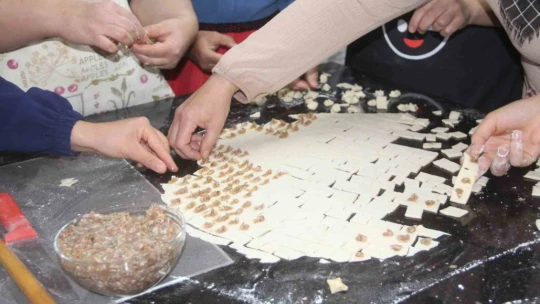 İş sahibi olmak isteyen kadınlar, aşçılık kursunda ter döküyor