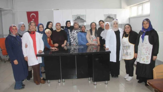 İş sahibi olmak isteyen kadınlar, aşçılık kursunda ter döküyor