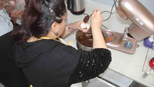 İş sahibi olmak isteyen kadınlar, aşçılık kursunda ter döküyor