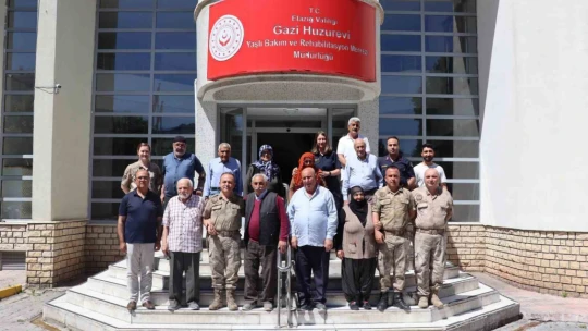 Jandarma ekipleri, huzurevi sakinleriyle bir araya geldi