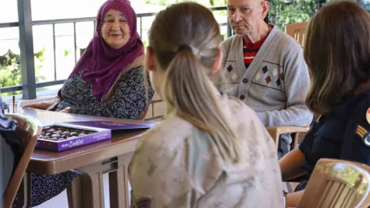 Jandarma ekipleri, huzurevi sakinleriyle bir araya geldi