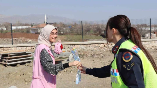 Jandarma ekipleri kadınları unutmadı