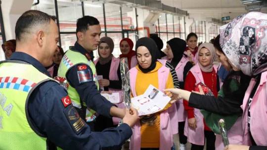 Jandarma ekipleri kadınları unutmadı