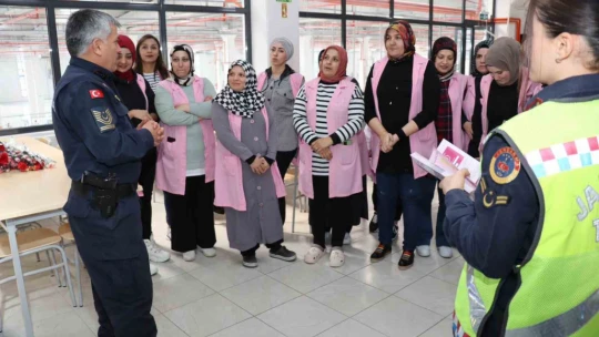 Jandarma ekipleri kadınları unutmadı