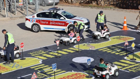 Jandarmadan okul öncesi öğrencilerine trafik eğitimi
