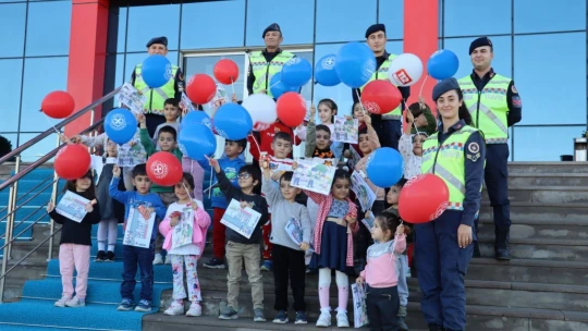 Jandarmadan okul öncesi öğrencilerine trafik eğitimi