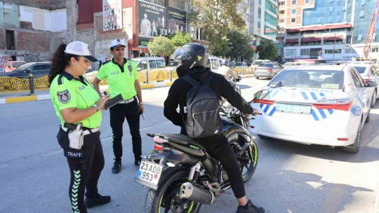 Kadın polise 'Komutanım' diyerek tekmil verdi: O anlar izleyenleri güldürdü