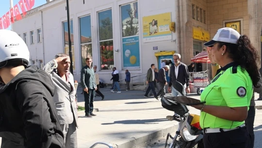 Kadın polise 'Komutanım' diyerek tekmil verdi: O anlar izleyenleri güldürdü