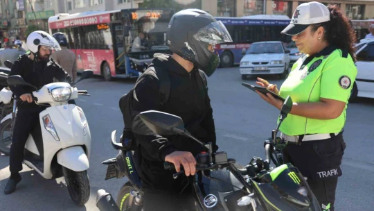 Kadın polise 'Komutanım' diyerek tekmil verdi: O anlar izleyenleri güldürdü