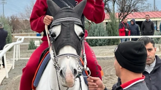 Kadın voleybolcular at binerek stres attı