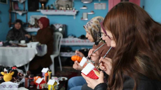 Kadınların el emekleri aile ekonomilerine katkı sağlıyor