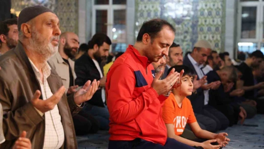 Kadir Gecesinde camiler doldu taştı