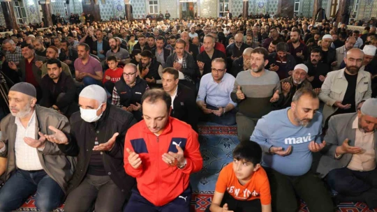 Kadir Gecesinde camiler doldu taştı