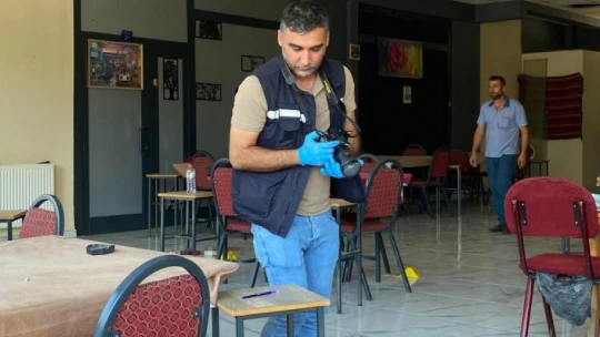 Kahvehanede oturan husumetlilerine kurşun yağdırdılar: 2 yaralı