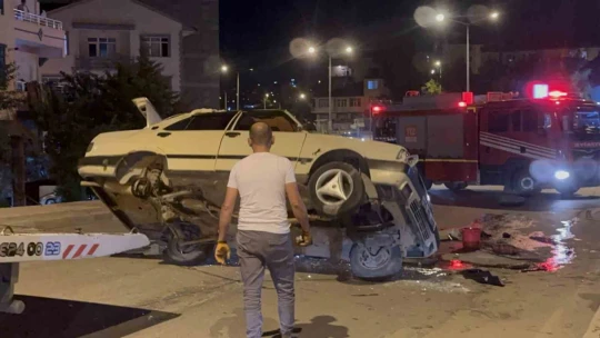 Kaldırıma çarpan otomobilin tekeri koptu, takla atıp ters yöne uçtu