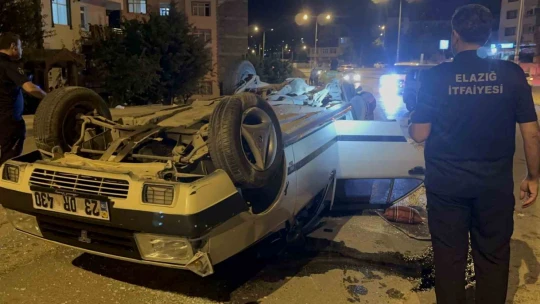 Kaldırıma çarpan otomobilin tekeri koptu, takla atıp ters yöne uçtu