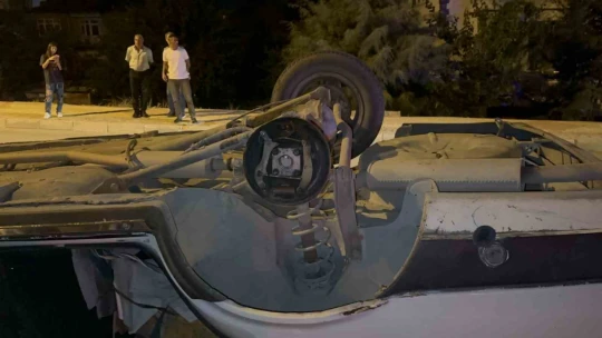 Kaldırıma çarpan otomobilin tekeri koptu, takla atıp ters yöne uçtu