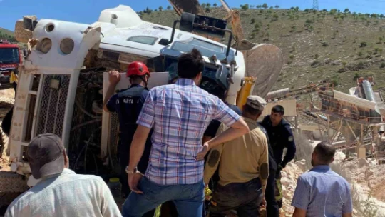Kamyon devrildi, sıkışan sürücü ekipler tarafından çıkartıldı