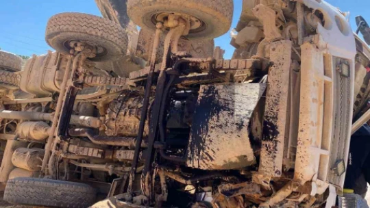 Kamyon devrildi, sıkışan sürücü ekipler tarafından çıkartıldı