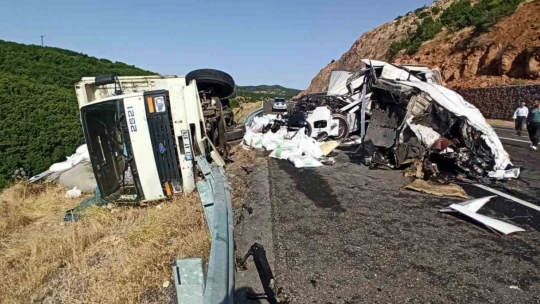 Kamyon ile çarpışan tırın kupası ayrıldı: 1 yaralı