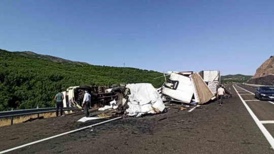 Kamyon ile çarpışan tırın kupası ayrıldı: 1 yaralı