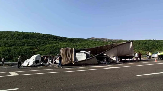 Kamyon ile çarpışan tırın kupası ayrıldı: 1 yaralı