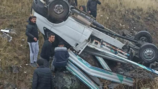 Kamyonet şarampole devrildi: 2 yaralı