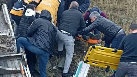 Kamyonet şarampole devrildi: 2 yaralı