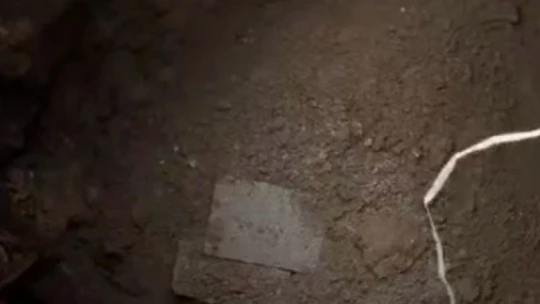 Kamyonetin çıktığı kaldırım çöktü, aracın bir bölümü içine girdi