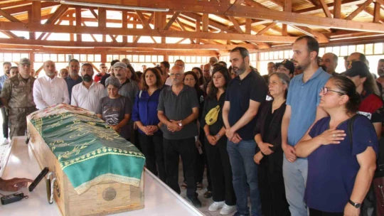 Kandıra Cezaevi'nde tutuklu bulunan Kışanak, ablasının cenaze törenine katıldı