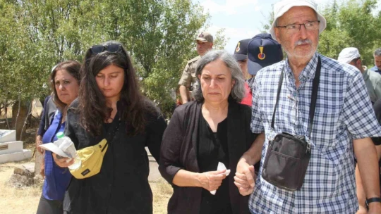 Kandıra Cezaevi'nde tutuklu bulunan Kışanak, ablasının cenaze törenine katıldı