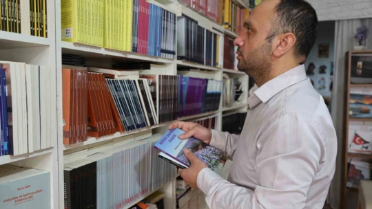Kardeşlik duygusu artsın diye Türkiye'nin dört bir yanına kitap gönderiyor