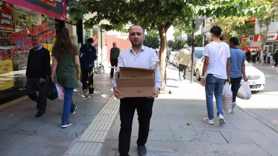 Kardeşlik duygusu artsın diye Türkiye'nin dört bir yanına kitap gönderiyor