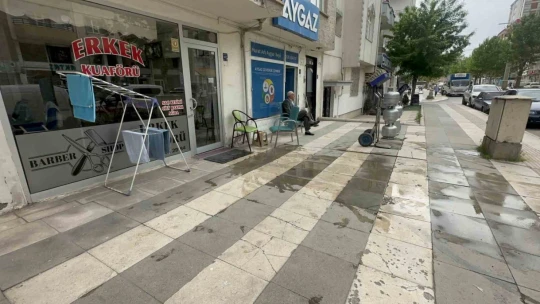 Kavgayı ayırmaya çalışan yaşlı adam, yüzünden bıçaklandı