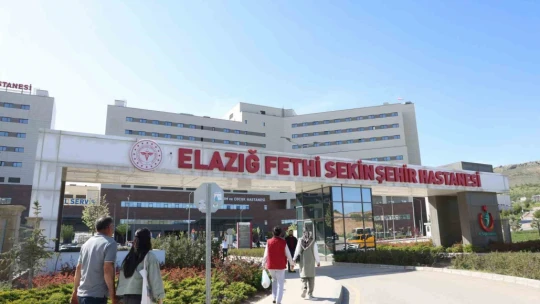Kavgayı ayırmaya çalışan yaşlı adam, yüzünden bıçaklandı