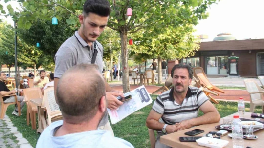 Kaybolan köpeğini bulmak için sokak sokak geziyor