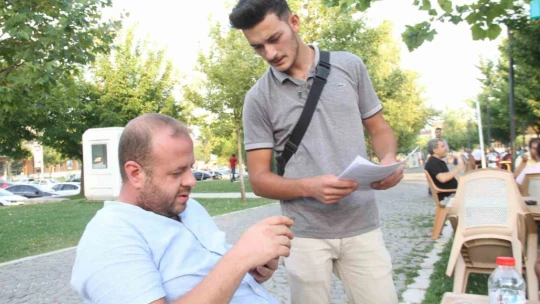 Kaybolan köpeğini bulmak için sokak sokak geziyor