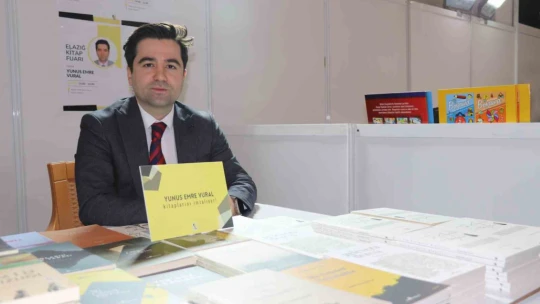 Kaymakam 'yazar' olarak fuara katıldı, öğrenciler şaşırdı