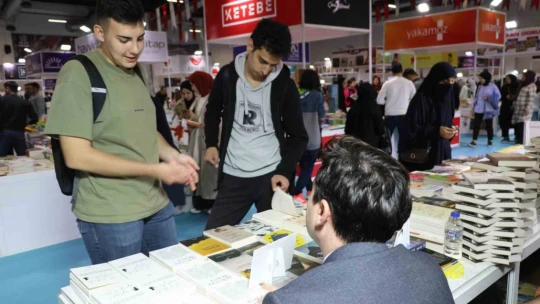 Kaymakam 'yazar' olarak fuara katıldı, öğrenciler şaşırdı