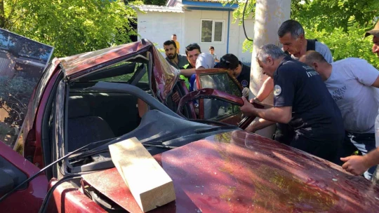 Kazada sıkışan sürücü 1 saatlik çalışmayla kurtarıldı