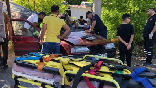 Kazada sıkışan sürücü 1 saatlik çalışmayla kurtarıldı