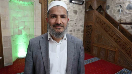 Kedi 500 yıllık caminin minberinde doğum yaptı, belediye sahip çıktı