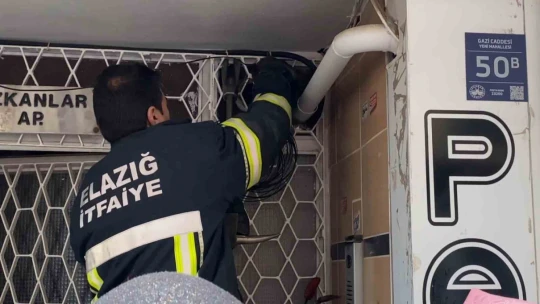 Kedi kurtarma operasyonunda ilginç anlar